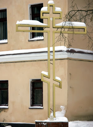 Большой православный крест у дома на набережной Камы.