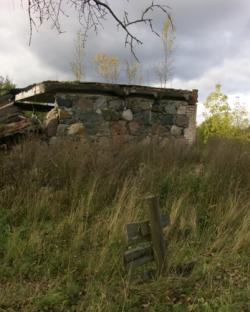 Каменные развалины имения в деревне Кострони.