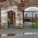 У металлических ворот Спасо-Преображенского собора.